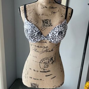 NWOT.   Victoria’s Secret Black and White Bra